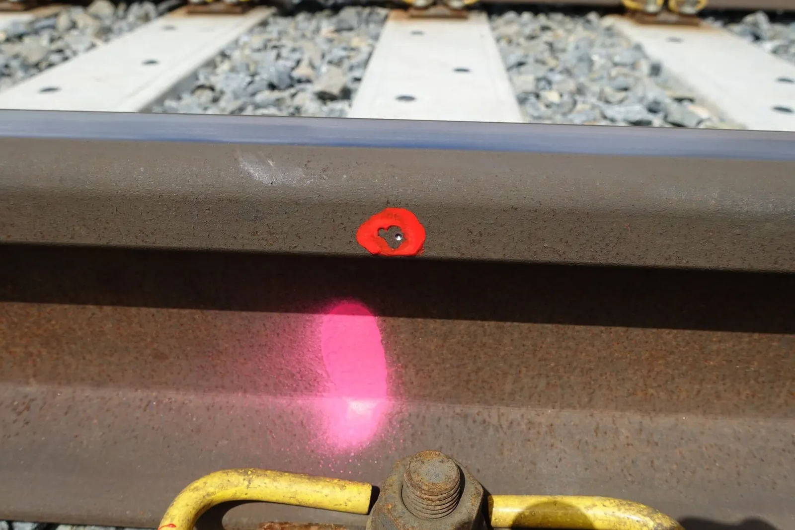 Detail sledovacího bodu na kolejnici.