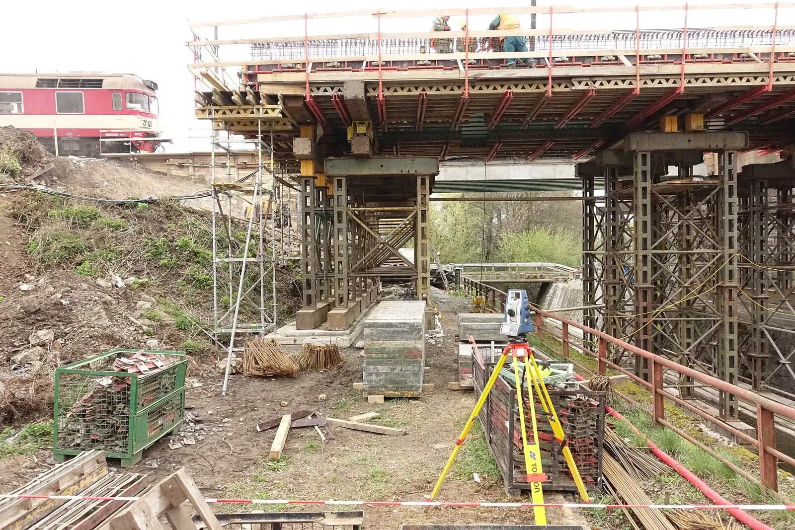 Monitoring provizorních podpěr mostu při betonáži