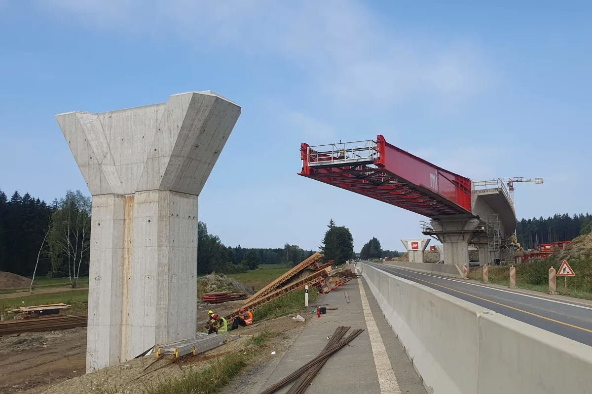 Výsun silniční estakády na D35