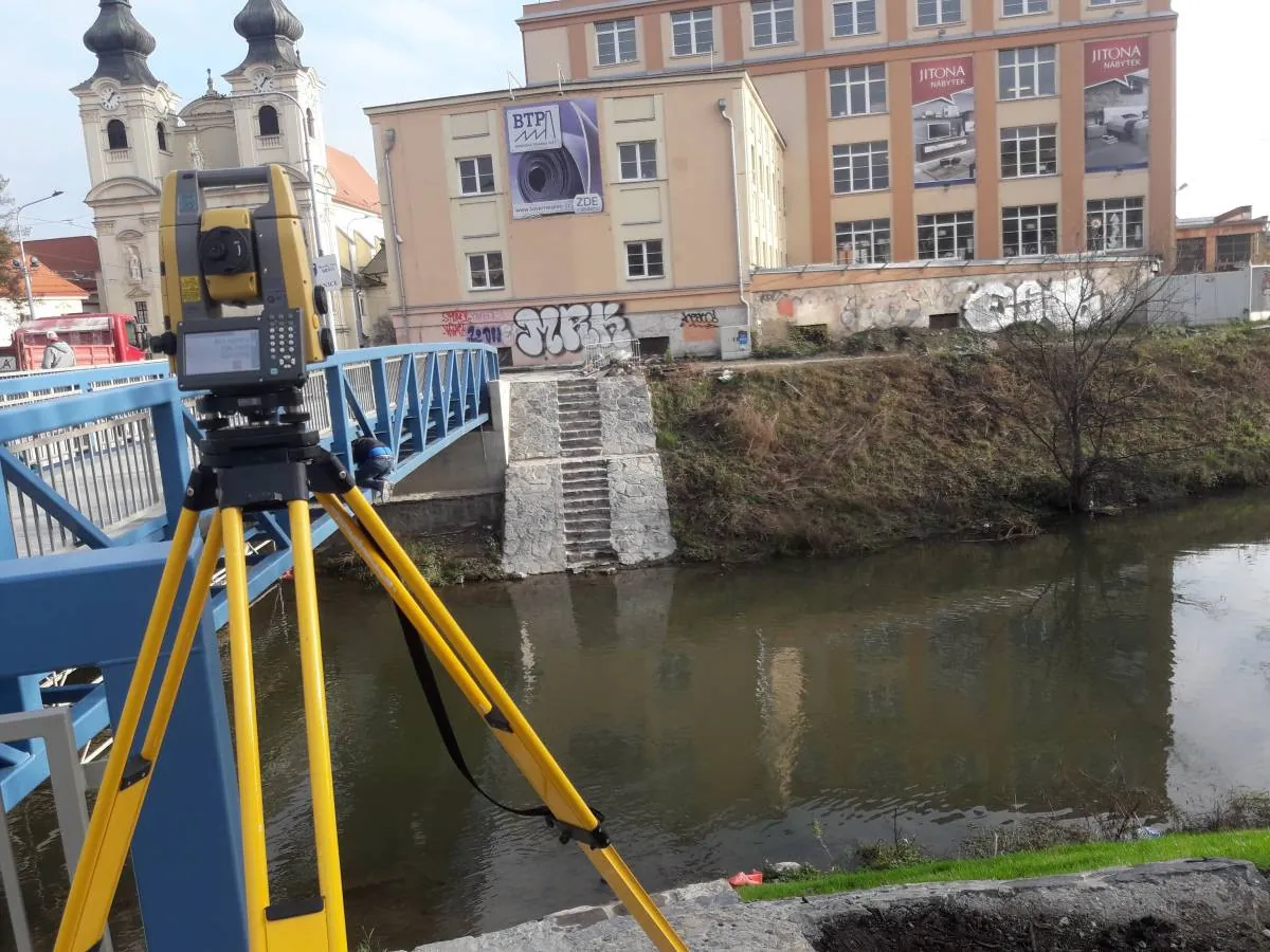 Odhlučnění tramvajové tratě Cejl – Zábrdovická vč. bezbarierových zastávek Vojenská nemocnice