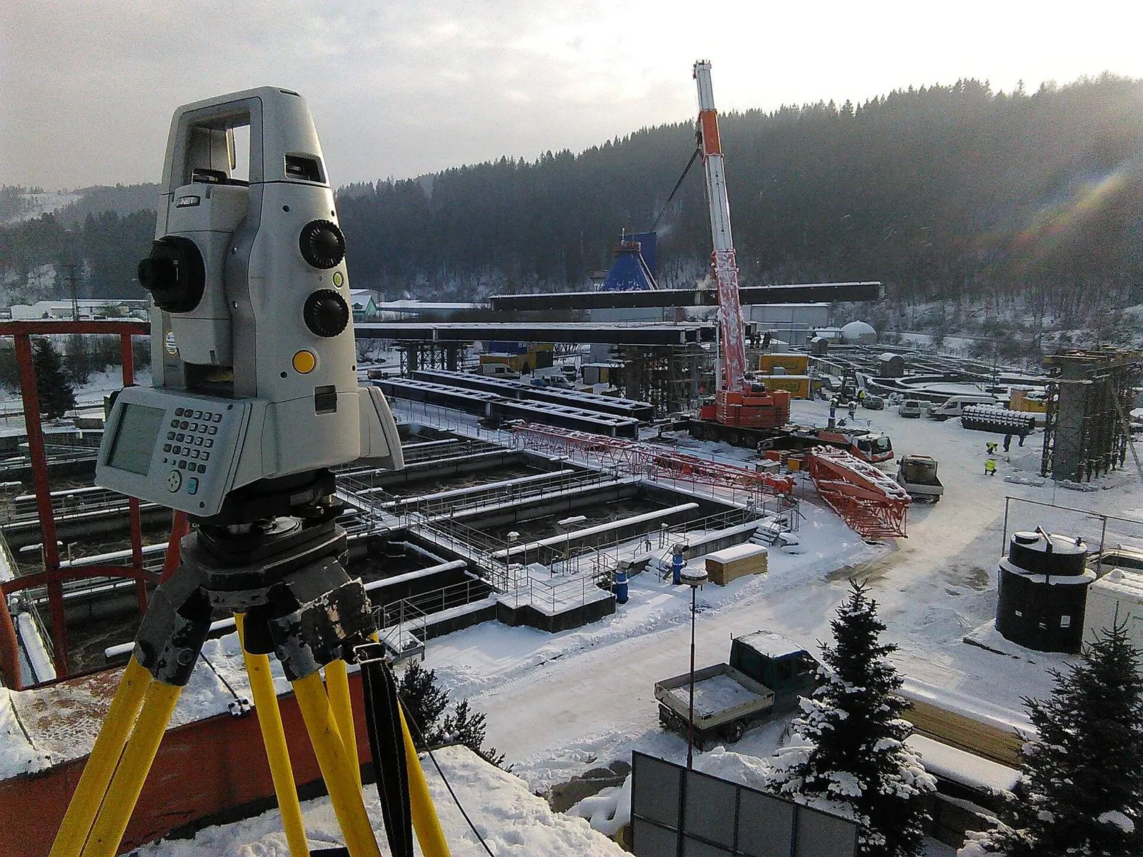 Měření při montáži mostní ocelové konstrukce v Čadci